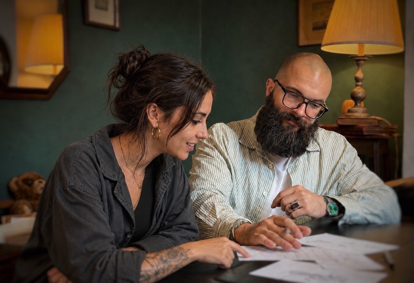 Réalisation d’un tatouage sur mesure avec la cliente.
